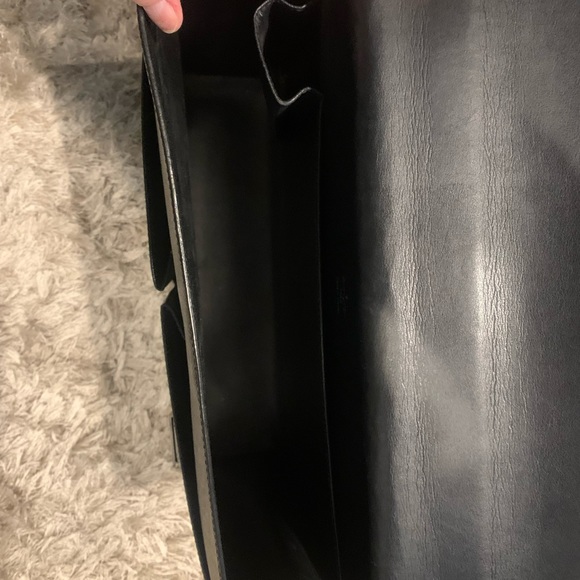 Louis Vuitton -Gorgeous! 2 front pockets, 1 large back, roomy interior. - Picture 8 of 8